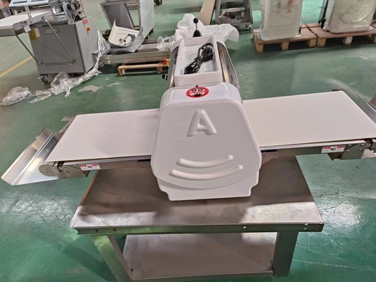 370mm Roller Dough Pressing Machine For Restaurant 1 Phase 0.4KW Power 2.5kg Rolling Weight